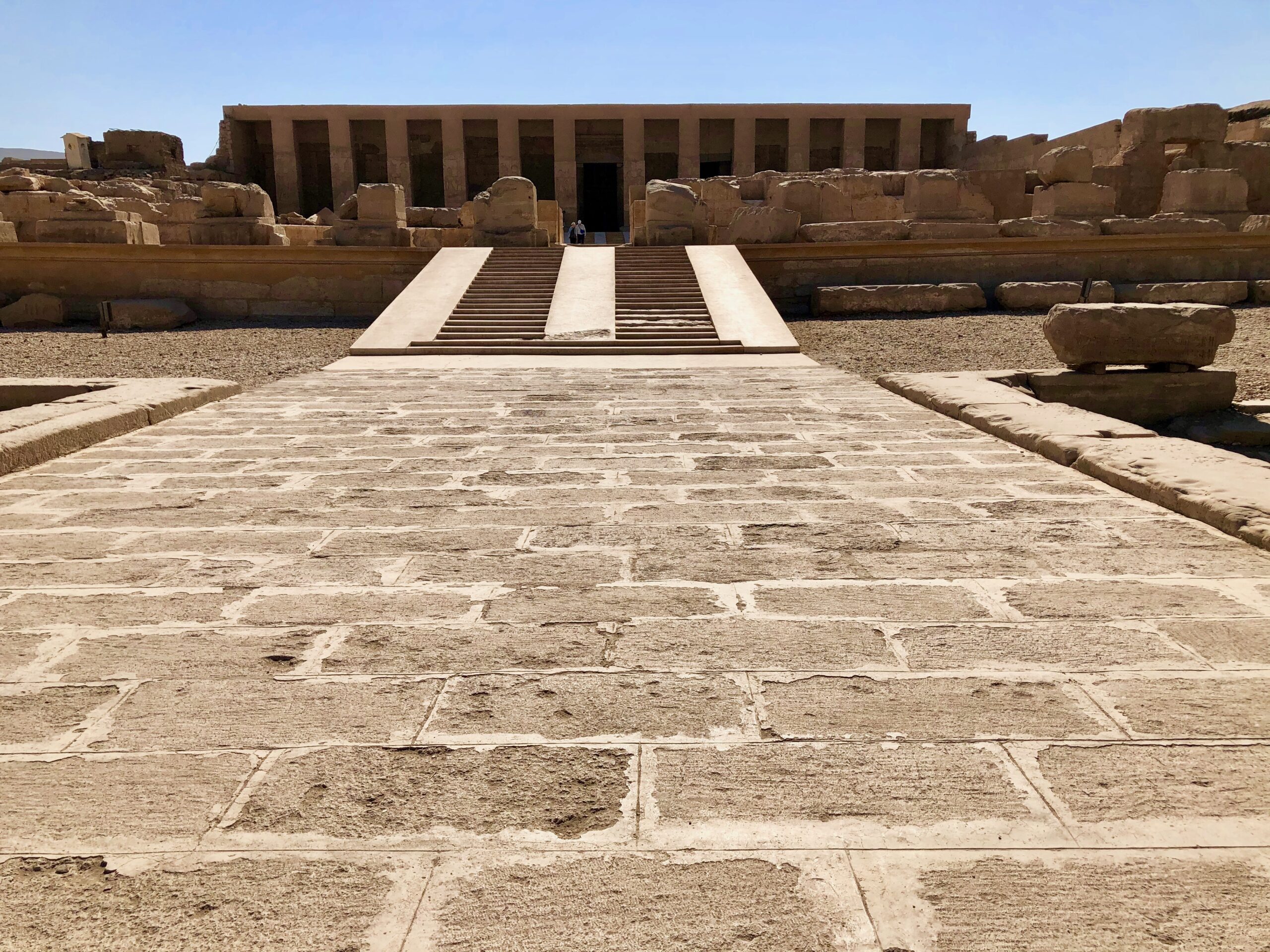 Abydos, centre du culte d'Osiris, dieu des morts, était la ville la plus sacrée au temps des pharaons. Père de Ramsès II, Séti Ier fit bâtir cet édifice de calcaire gris. Plus tard, Ramsès II agrandit le temple.  La première cour et la deuxième cour sont séparées par le grand escalier.